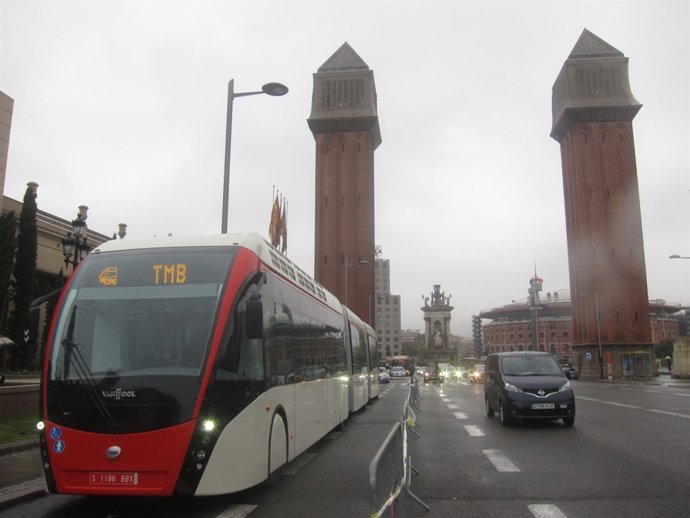 Nuevos buses biarticulados que TMB incorporará en mayo en Gran Via