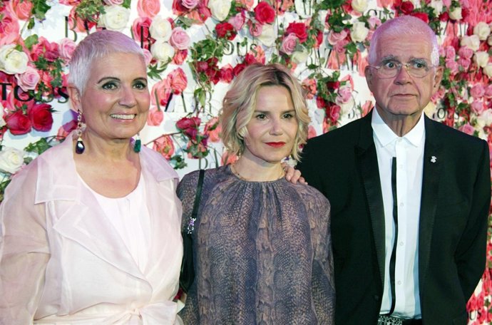 Eugenia Martínez de Irujo junto al matrimonio Tous