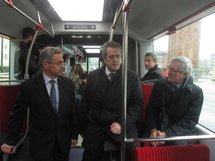 Joaquim Forn (centro) y Xavier Trias (derecha) en el nuevo bus biarticulado