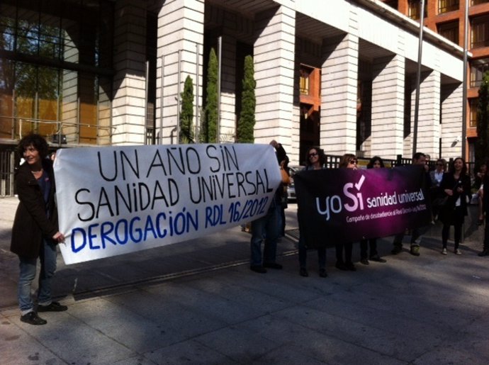 Concentración de Yo sí Sanidad Universal ante el Ministerio