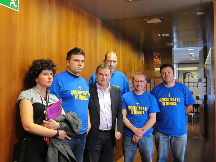 Los Trabajadores De Las Subcontratas Junto Al Parlamentario De IU 