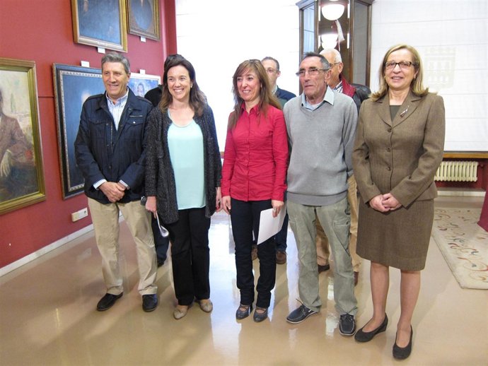 Gamarra y Matute, con otros representantes vecinales, antes de la presentación