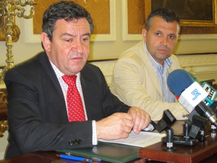 Loaiza (izqda) y el alcalde de Conil (dcha), Juan Bermúdez
