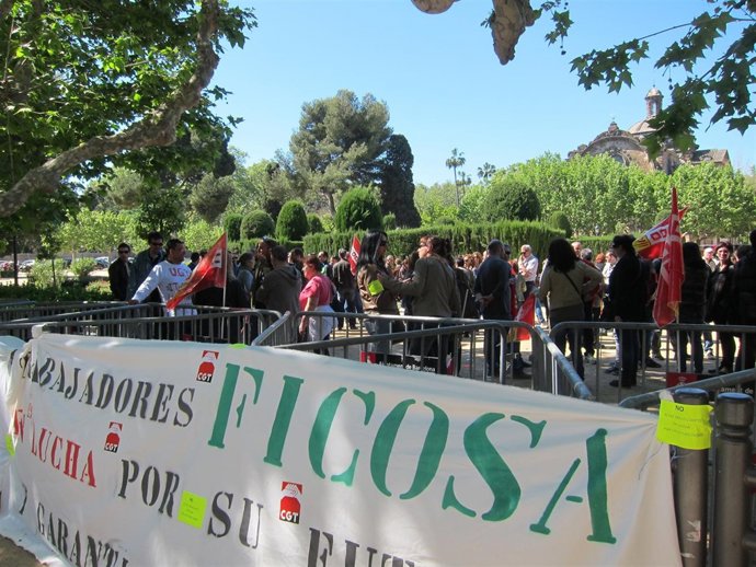 Trabajadores de Ficosa frente al Parlament