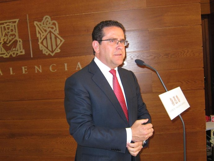 Bellver atiende a los medios en los pasillos de las Corts