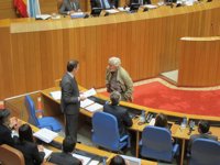 (AM.Beiras se encara con Feijóo y golpea su escaño en una bronca sesión sobre las fotos de Dorado