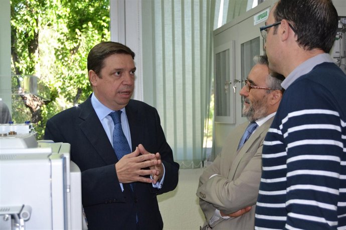 Planas habla con responsables del laboratorio