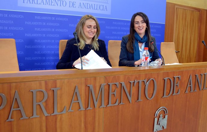 Las diputadas del PP-A Marifrán Carazo y Arancha Martín, hoy en el Parlamento