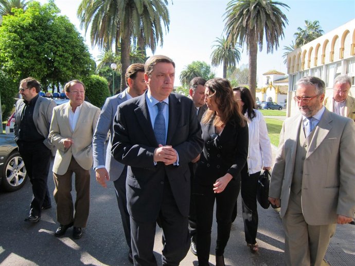 Planas (centro) en su visita al Ifapa de Córdoba