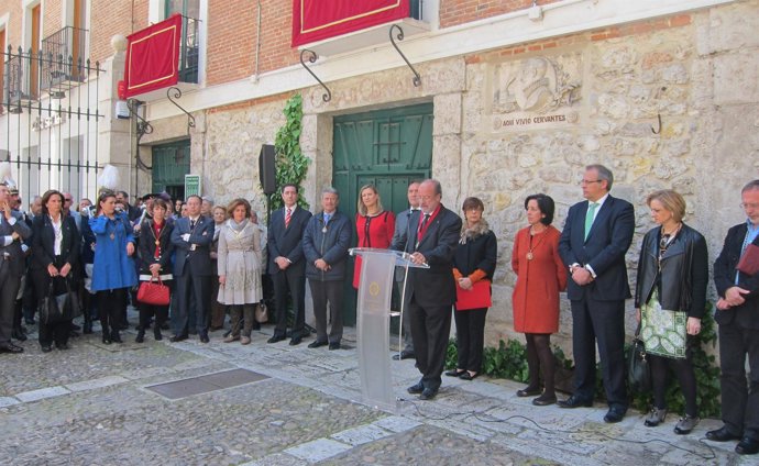 Parte de la Corporación Municipal durante el acto homenaje a Cervantes
