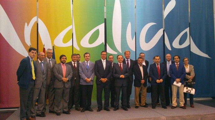 Reunión del consejero de turismo rafael rodríguez con Fahat empresarios turismo