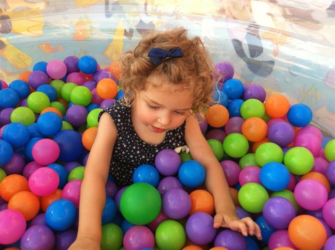 Imagen de Berta, una de las niñas afectadas por el síndrome Phelan-McDermid