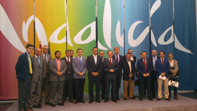 Reunión del consejero de turismo rafael rodríguez con Fahat empresarios turismo