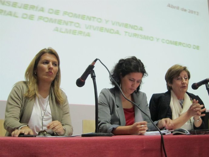 En el centro, Amanda Meyer (IU)