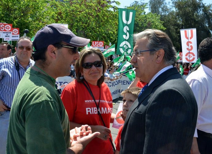 El presidente del PP-A, Juan Ignacio Zoido, con padres de educación diferenciada