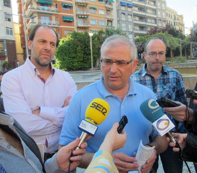 El rector de la UJA atiende a los periodistas acompañado de Ruiz y Guerrero.