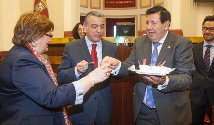 El diputado general de alava con la asociación de pasteleros 