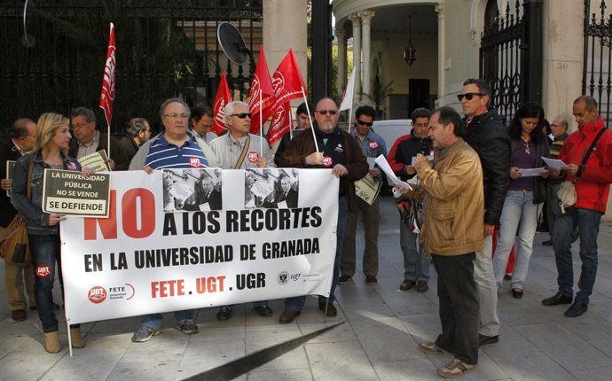 Protesta de trabajadores de la UGR contra los recortes