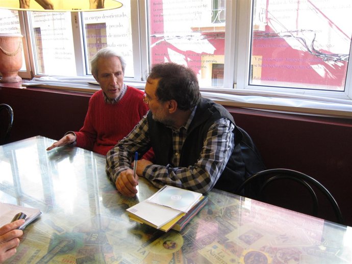 El poeta José María Parreño junto al director de las XV Jornadas de Poesía en Es