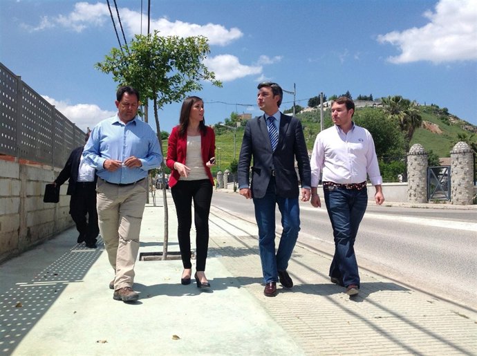 Un momento del recorrido por el nuevo acerado