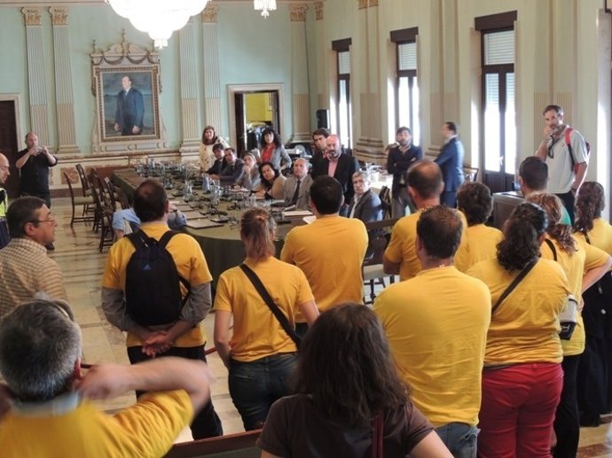 Miembros de Stop Desahucios se dirigen a los ediles de la oposición. 