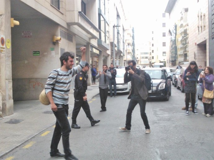 El joven mallorquín detenido por el 25-S tras salir de los Juzgados