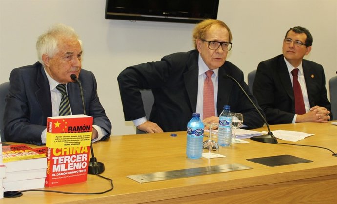 Ramón Tamames en la Universidad de Sevilla presentando su libro sobre China