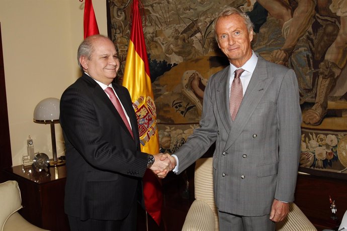 Morenés con el ministro de Defensa de Perú, Pedro Cateriano