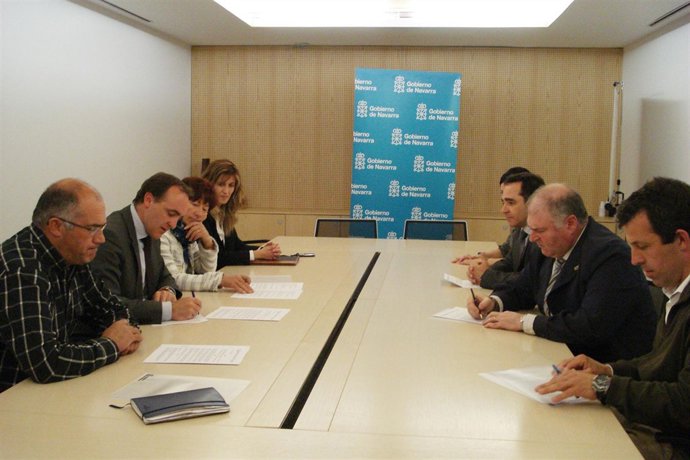 El consejero Esparza junto a los alcaldes en la firma del acuerdo.