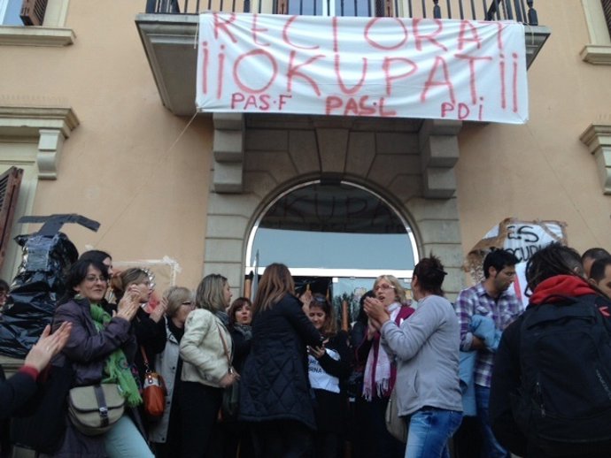 ESTUDIANTES ANTE EL RECTORADO DE LA UPC