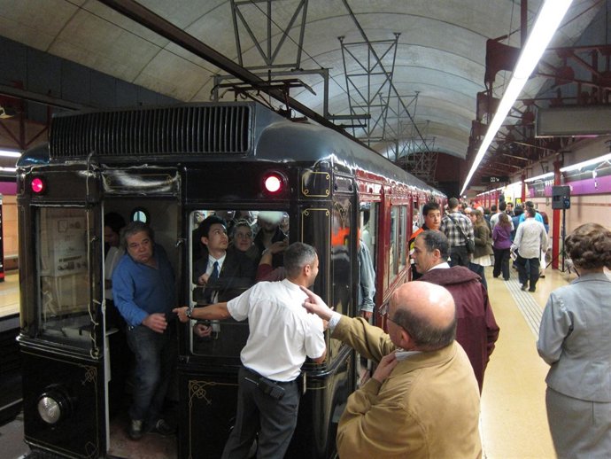 El primer convoy del Metro a punto de iniciar su trayecto en estación de La Pau