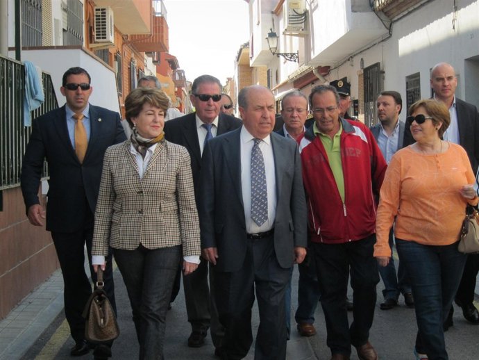 El alcalde de Granada, José Torres Hurtado, en el barrio de Haza Grande