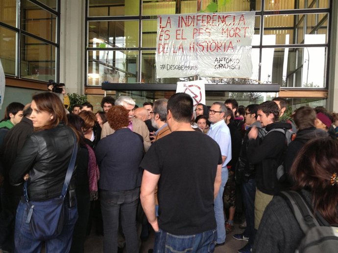 Concentración ante el Rectorado de la UAB