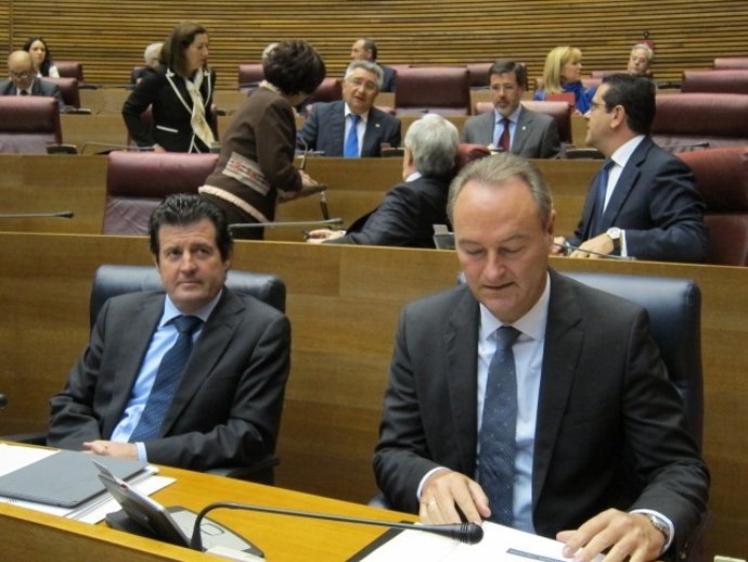 Fabra en el pleno de las Corts antes de la sesión de control