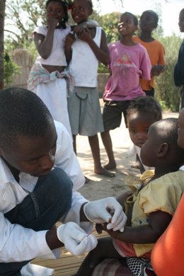Recogida De Muestras De Sangre Para Detectar Casos De Malaria En África