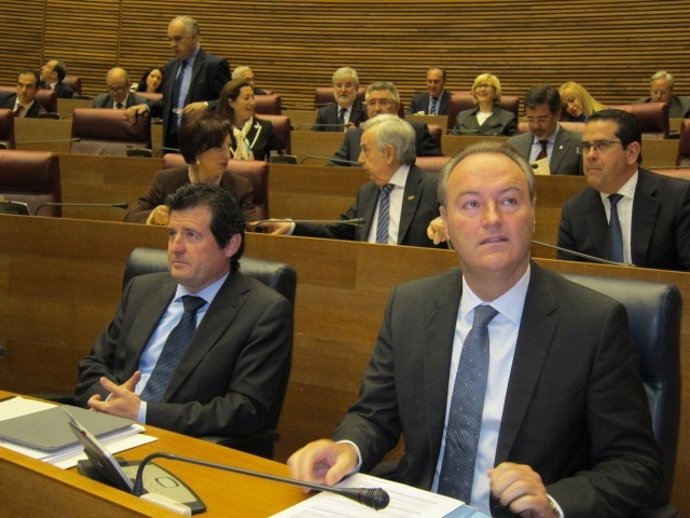 Fabra, antes de comenzar el pleno, en su escaño