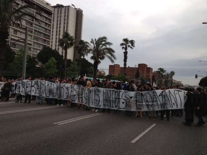 Manifestación de estudiantes y trabajadores de la UPC en la Diagonal