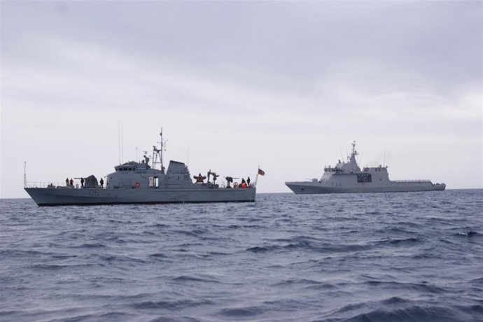 Escolta del 'Defender' por parte del patrullero 'Tornado'