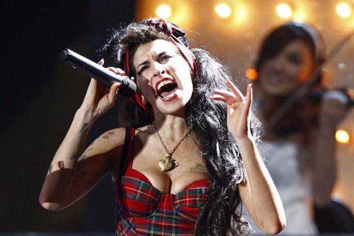 La Cantante Británica Amy Winehouse Durante Un Concierto