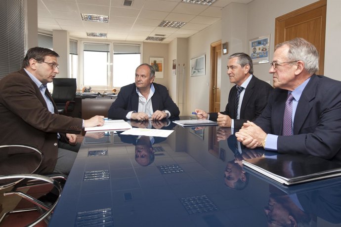 Reunión consejero con alcalde Suances