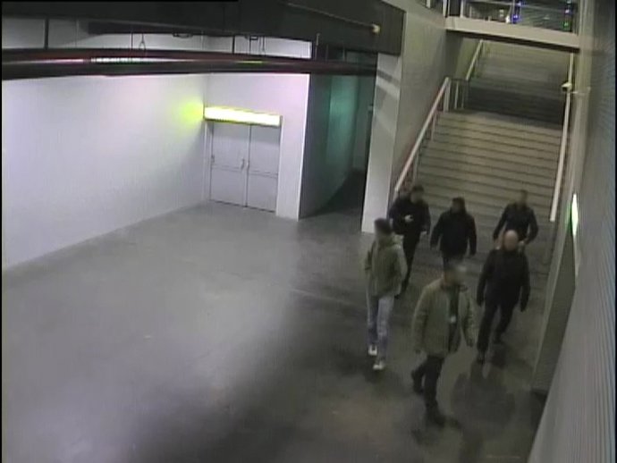 Momento en que los policías nacionales pasan por el vomitorio de la tragedia