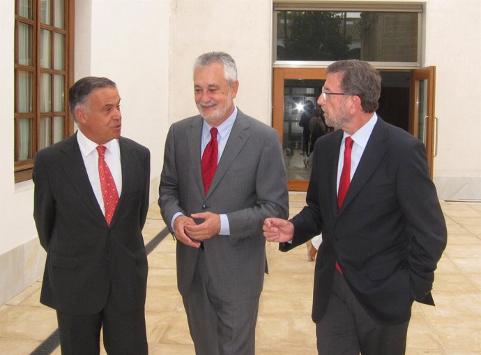El presidente de la Junta, José Antonio Griñán, en los pasillos del parlamento