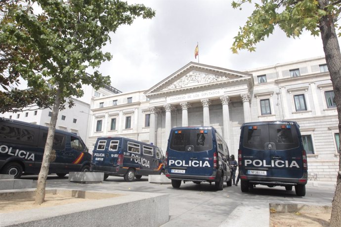 Furgonetas De Policía En El Congreso