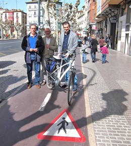 Los tres concejales, en el carril bici de Muro de Cervantes