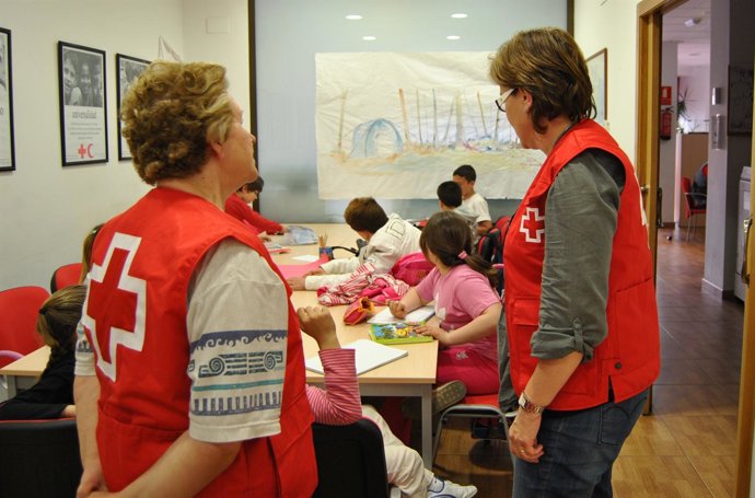 Reparto de meriendas por Cruz Roja
