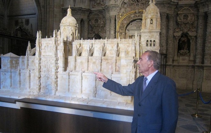 Honorio Astudillo, delante de su obra en la Catedral