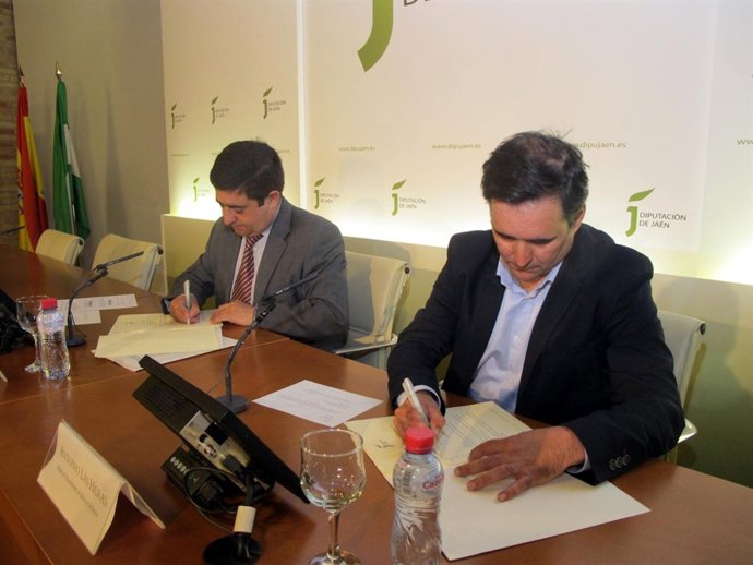 Reyes y Las Heras firman el convenio para rehabilitar el castillo de Burgalimar.