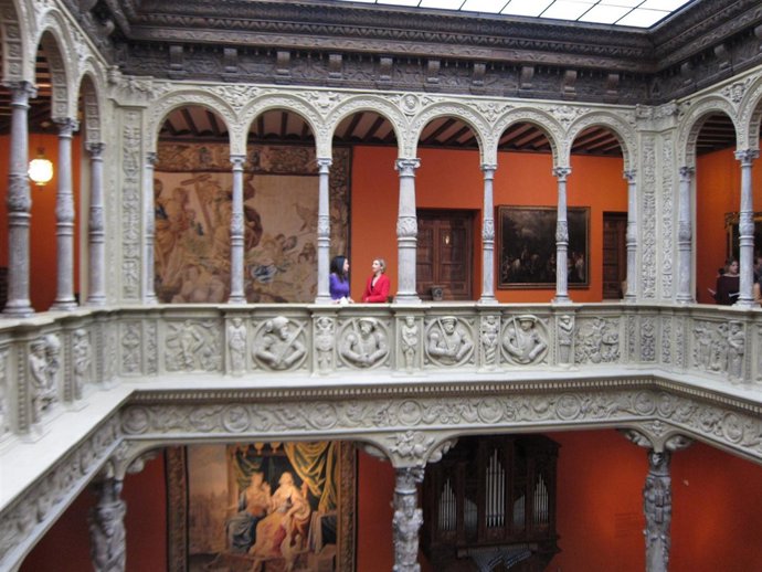 Magdalena Lasala y Teresa Fernández en galería superior del Patio de la Infanta