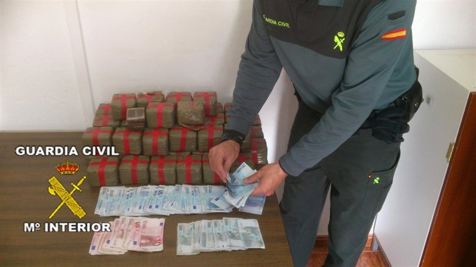 Droga y dinero intervenidos en una operación