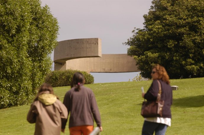 Escultura 'Elogio del horizonte' de Chillida en Gijón